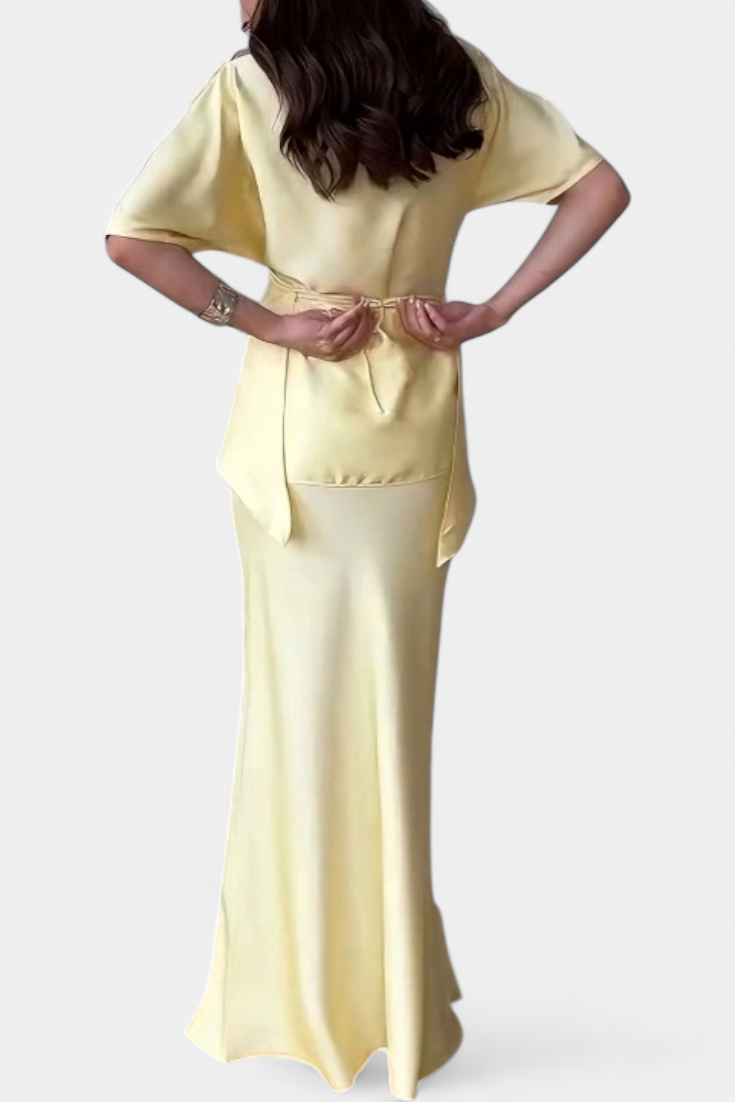 Sara Set s Topom s Ukriženim Trakama i Laganom Suknjom