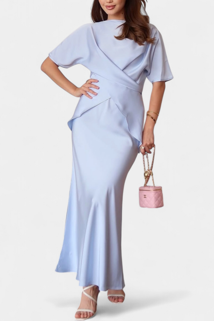 Sara Set s Topom s Ukriženim Trakama i Laganom Suknjom