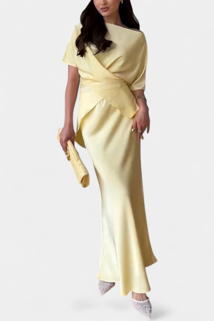 Sara Set s Topom s Ukriženim Trakama i Laganom Suknjom